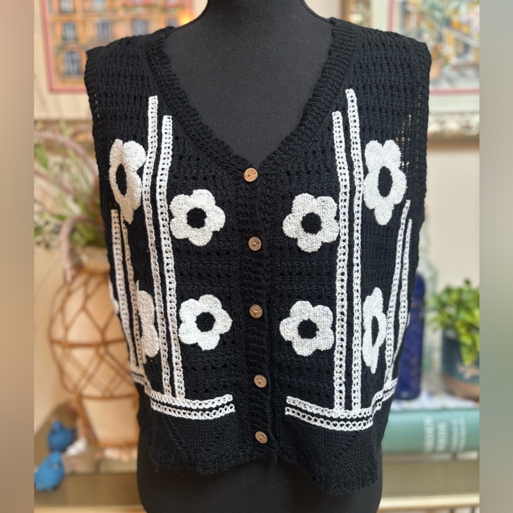 BOHEMIAN FLORAL VEST CROCHETED BLACK & WHITE KNIT V- NECK BUTTON DOWN SZ L-XL